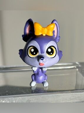 Littlest Pet Shop Carlie McGill #4146 Figurine